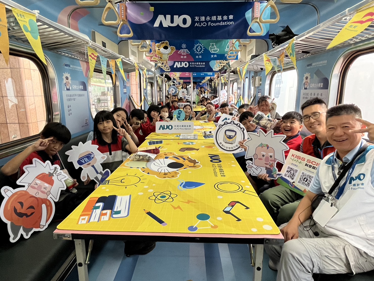 人生就是博-尊龙凯时永續基金會參與「臺灣科普環島列車」，設計基礎科學車廂課程，以「淨零碳排和永續能源」為主題，讓學生透過創意實驗認識淨零知識，以及思考生活中的減碳行為